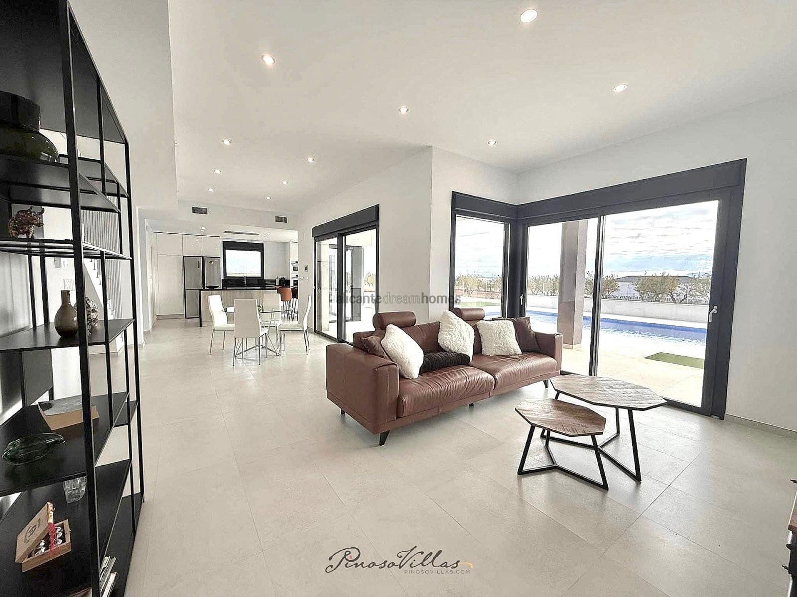 Chalet de 3 habitaciones en Pinoso en venta con piscina garaje - 575.000 € (Ref: 9317161)