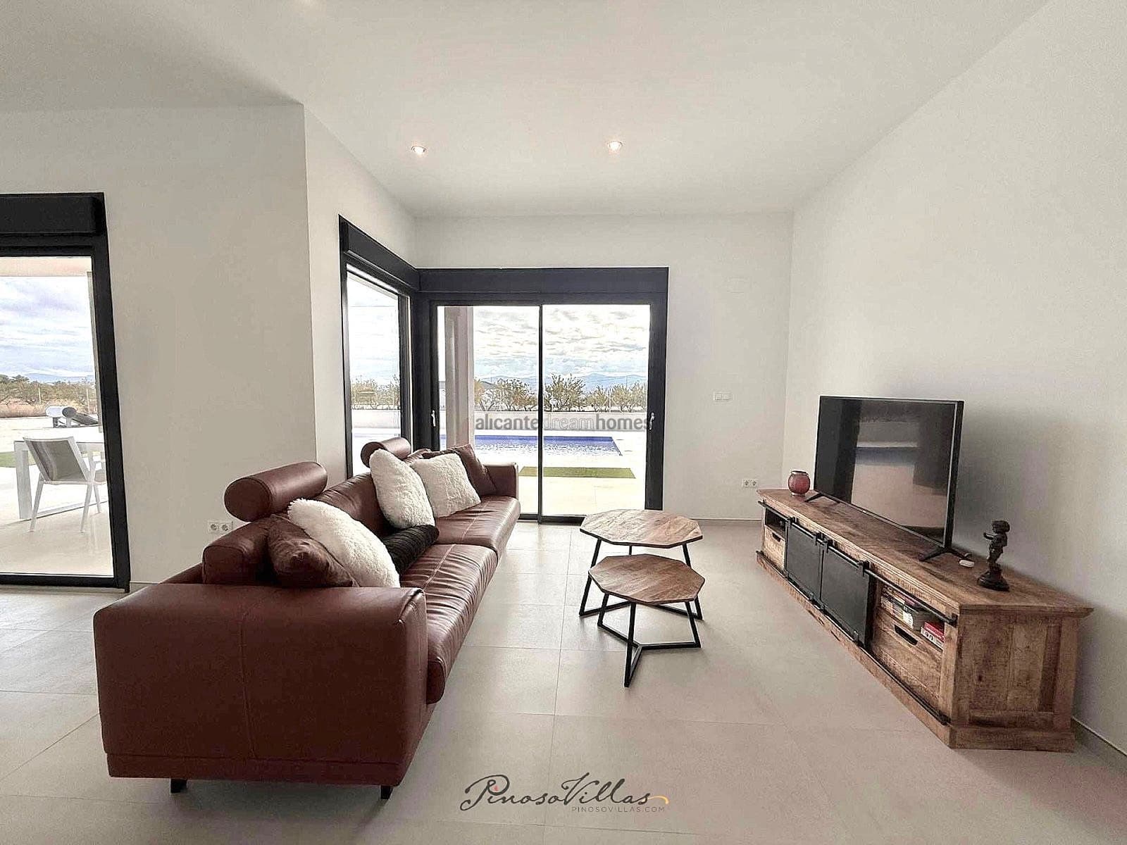 Chalet de 3 habitaciones en Pinoso en venta con piscina garaje - 575.000 € (Ref: 9317161)