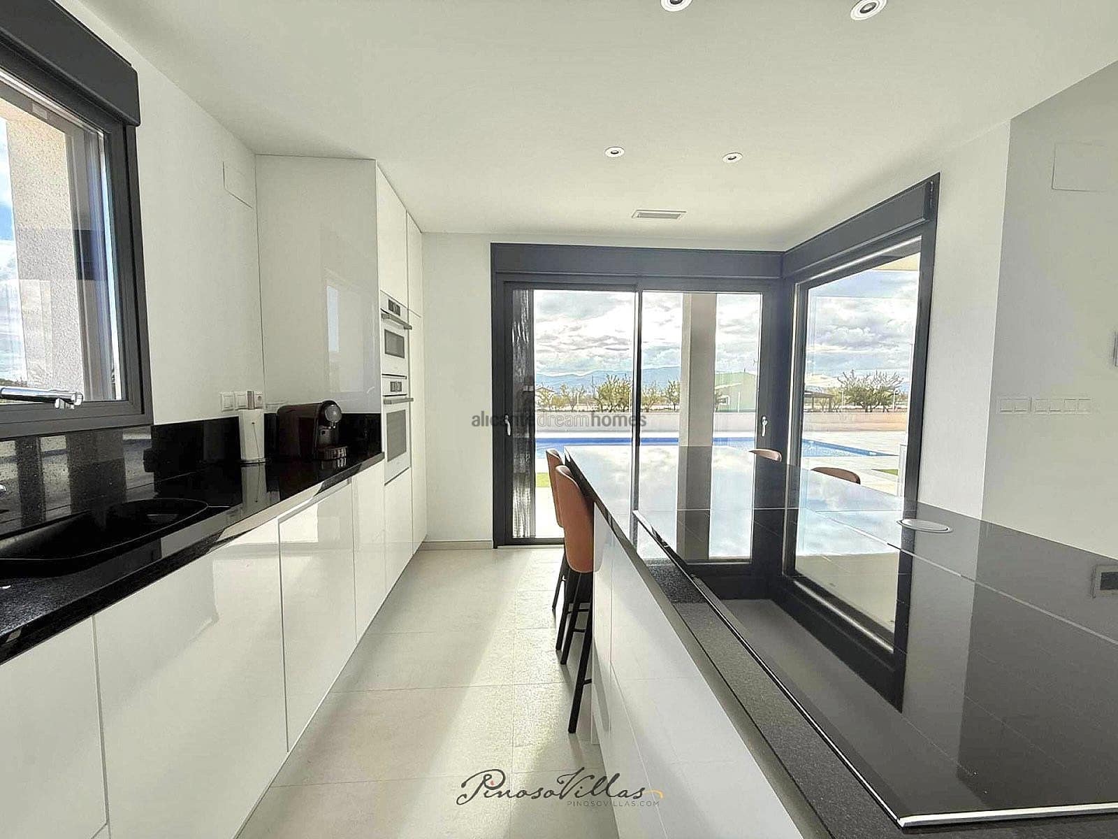 Chalet de 3 habitaciones en Pinoso en venta con piscina garaje - 575.000 € (Ref: 9317161)