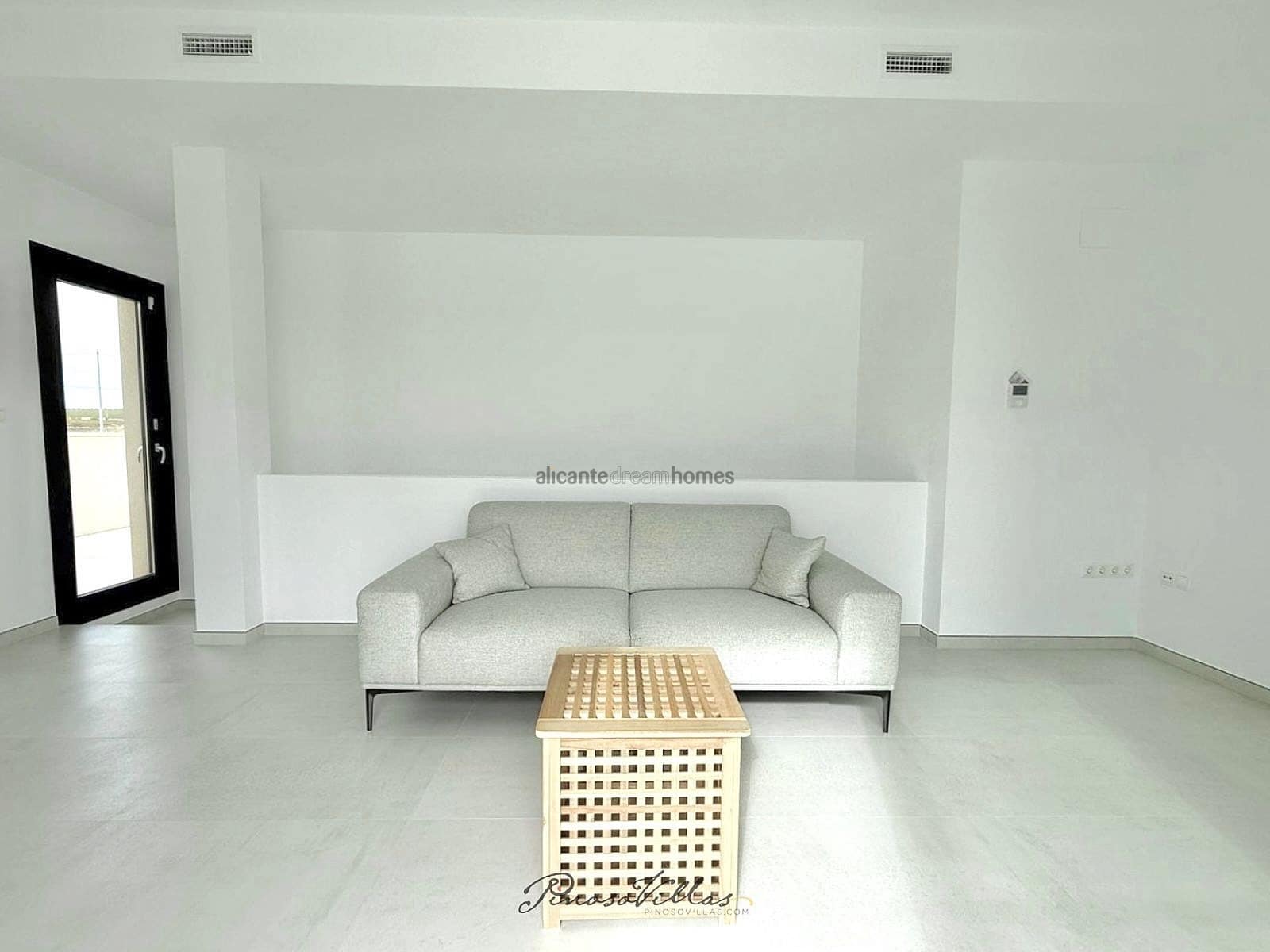 Chalet de 3 habitaciones en Pinoso en venta con piscina garaje - 575.000 € (Ref: 9317161)