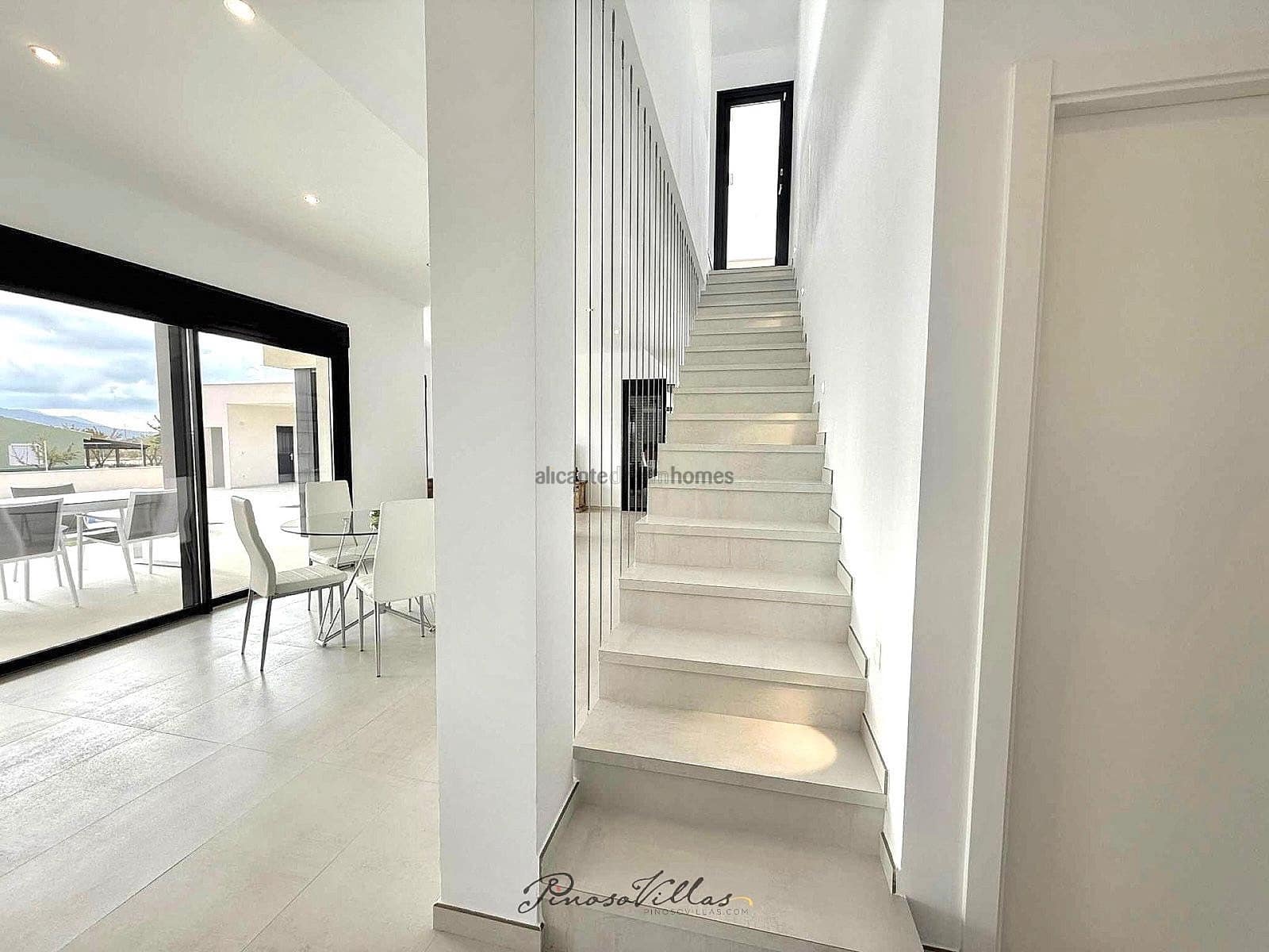 Chalet de 3 habitaciones en Pinoso en venta con piscina garaje - 575.000 € (Ref: 9317161)