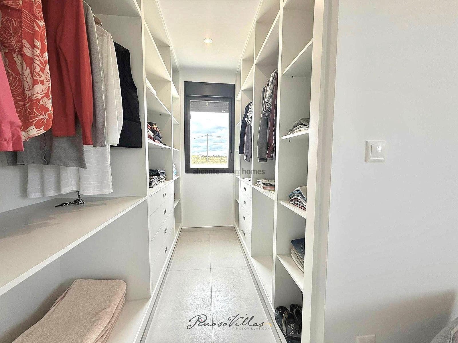 Chalet de 3 habitaciones en Pinoso en venta con piscina garaje - 575.000 € (Ref: 9317161)