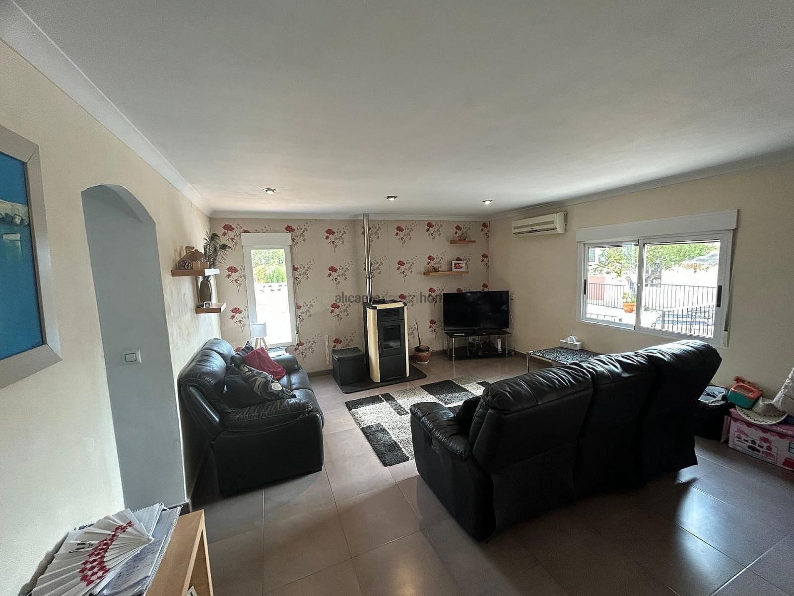 5 bedroom Villa for sale in Sax with pool - € 375,000 (Ref: 9317163)