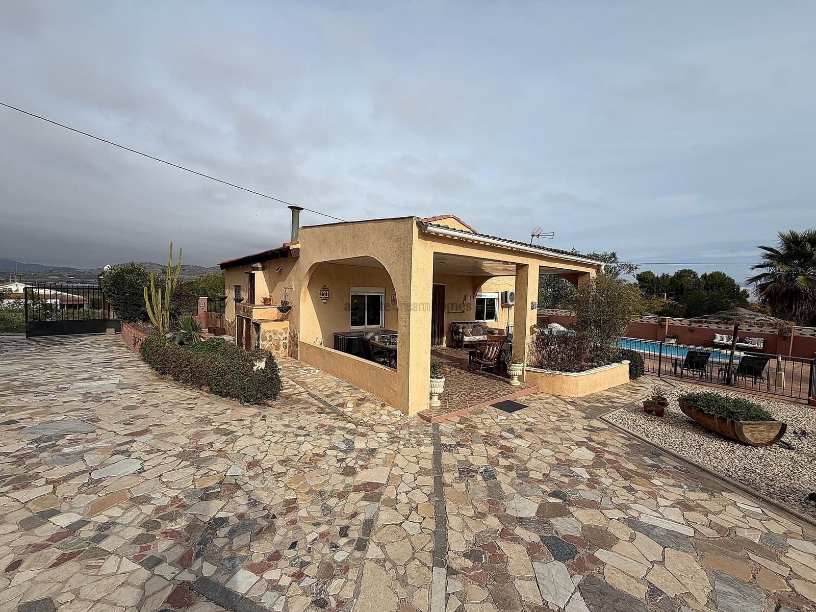 5 bedroom Villa for sale in Sax with pool - € 375,000 (Ref: 9317163)