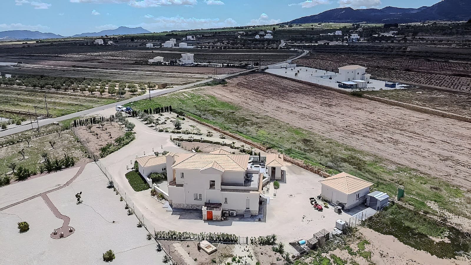 4 bedroom Villa for sale in Pinoso with pool garage - € 525,000 (Ref: 9340553)