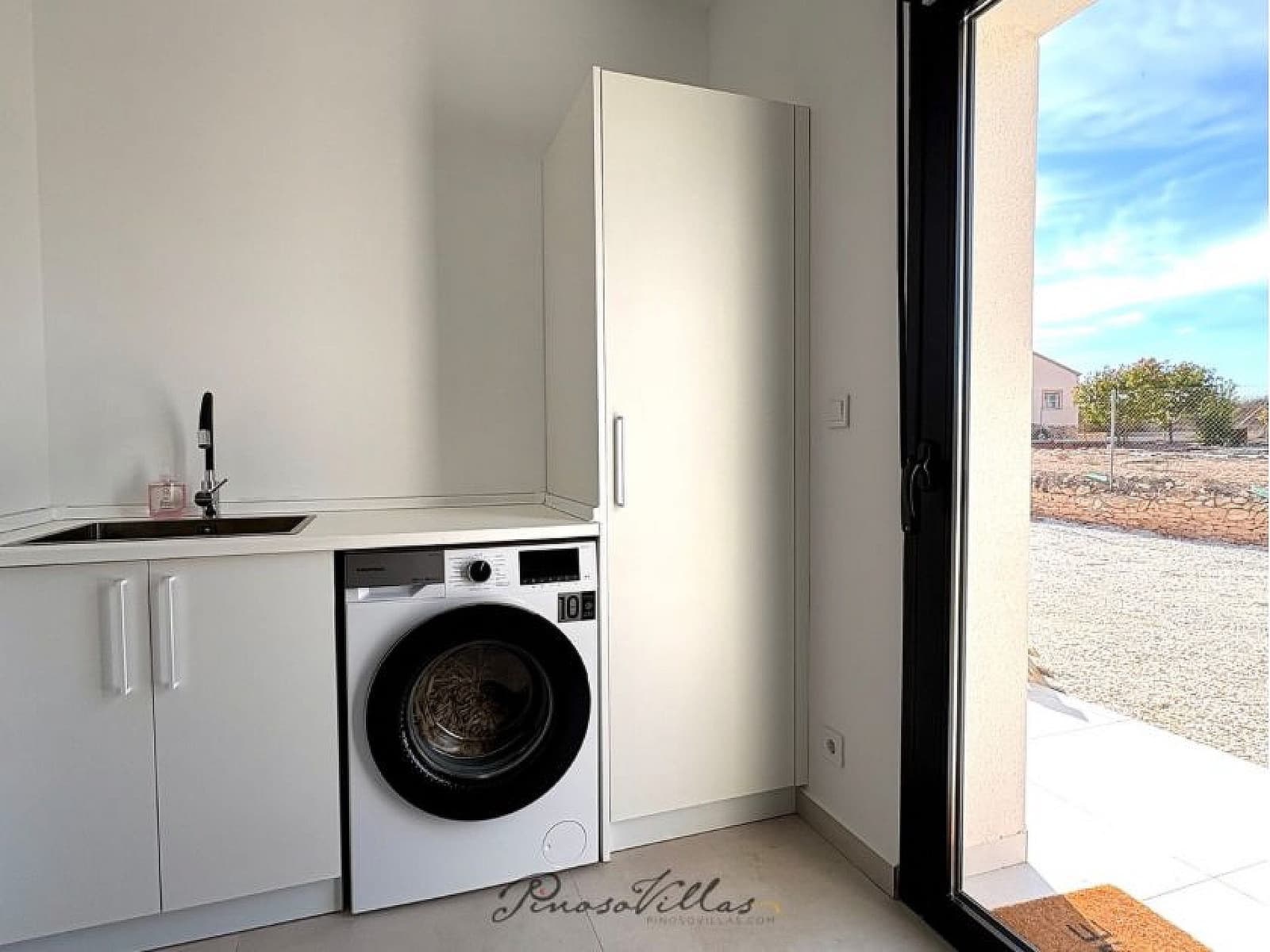 4 bedroom Villa for sale in Pinoso with pool - € 449,950 (Ref: 9371676)