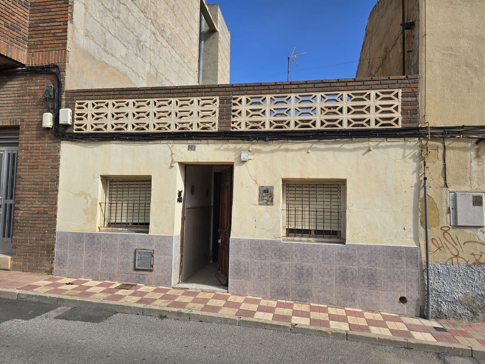 4 bedroom Townhouse for sale in Sax - € 43,500 (Ref: 9371703)