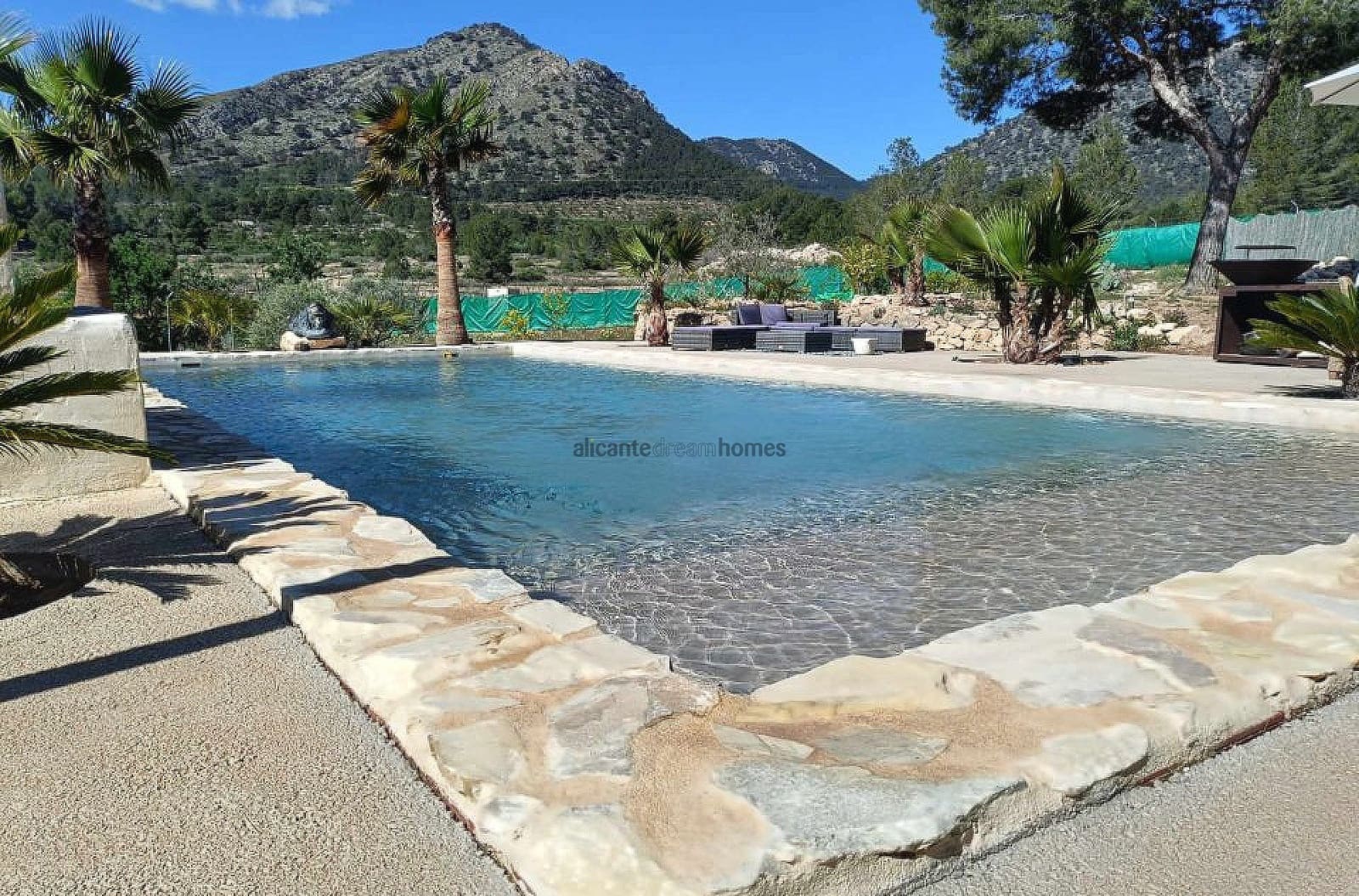 4 soveværelse Finca/Landehus til salg i La Romana med swimmingpool - € 339.000 (Ref: 9398149)