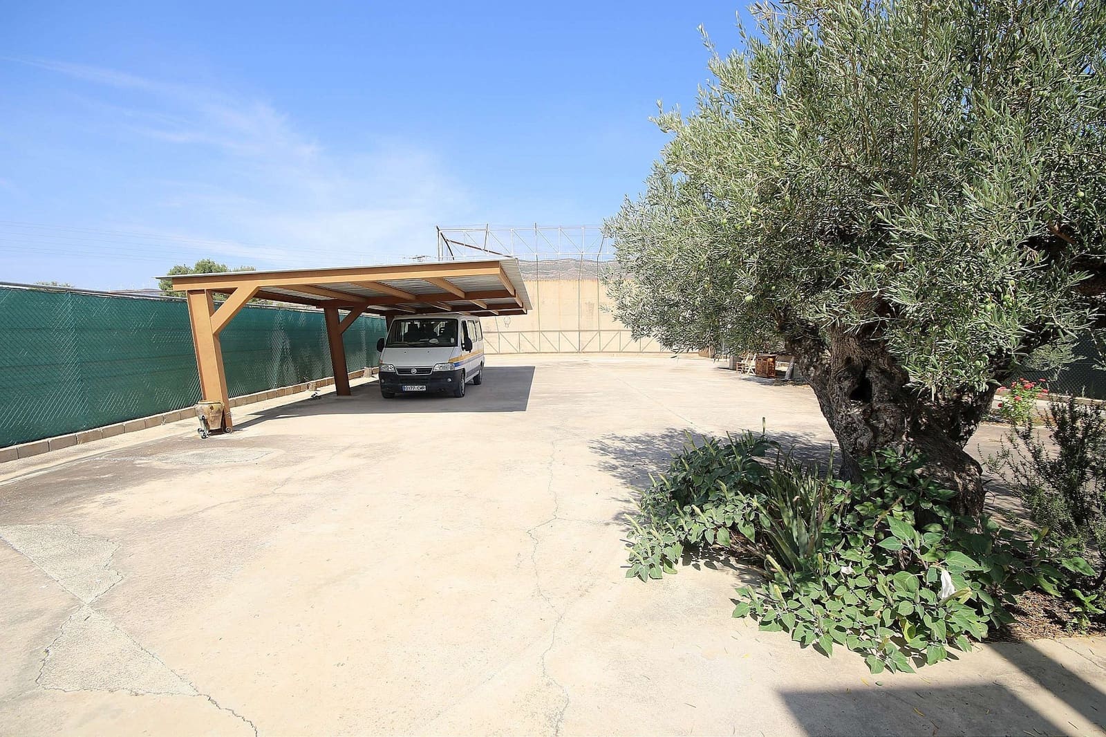 4 bedroom Villa for sale in Caudete with pool - € 219,995 (Ref: 9398150)