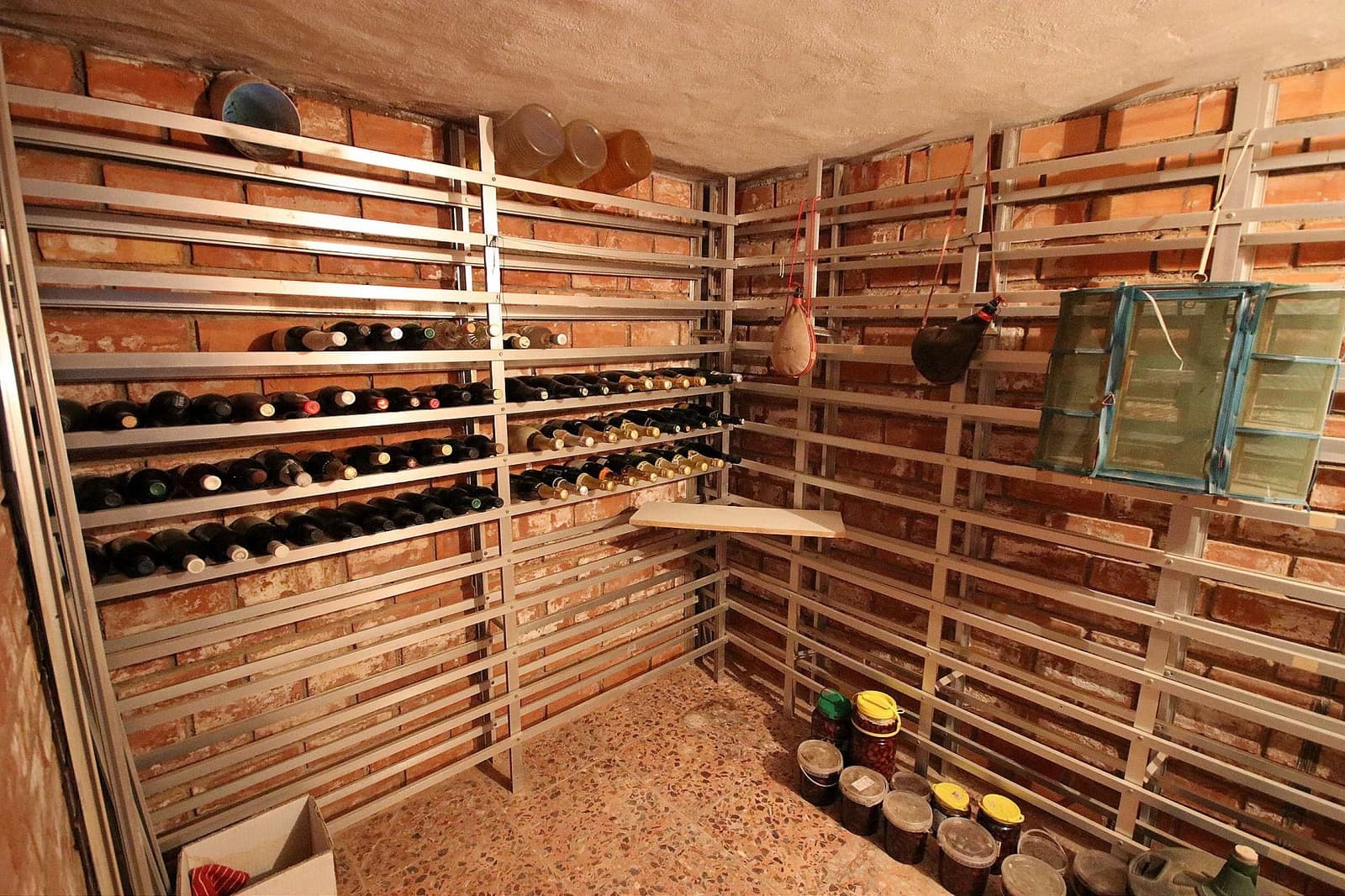 4 bedroom Villa for sale in Caudete with pool - € 219,995 (Ref: 9398150)