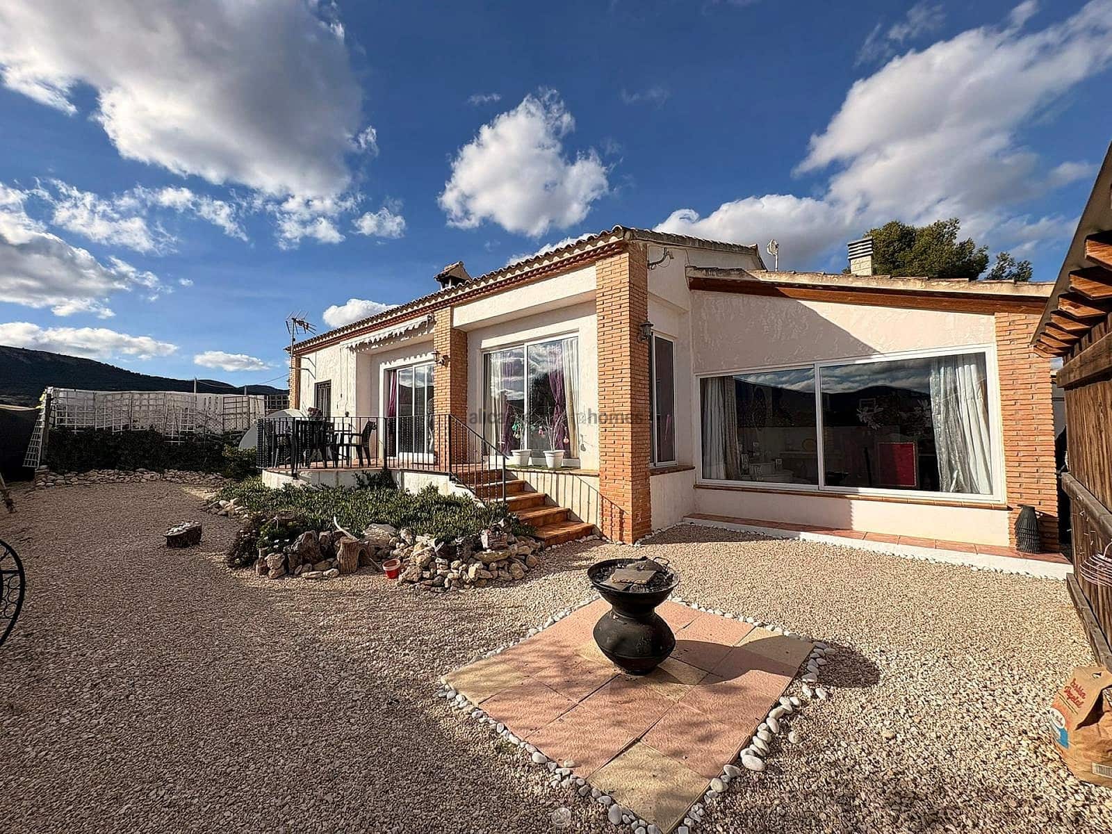 8 bedroom Villa for sale in Castalla with pool - € 599,995 (Ref: 9402846)