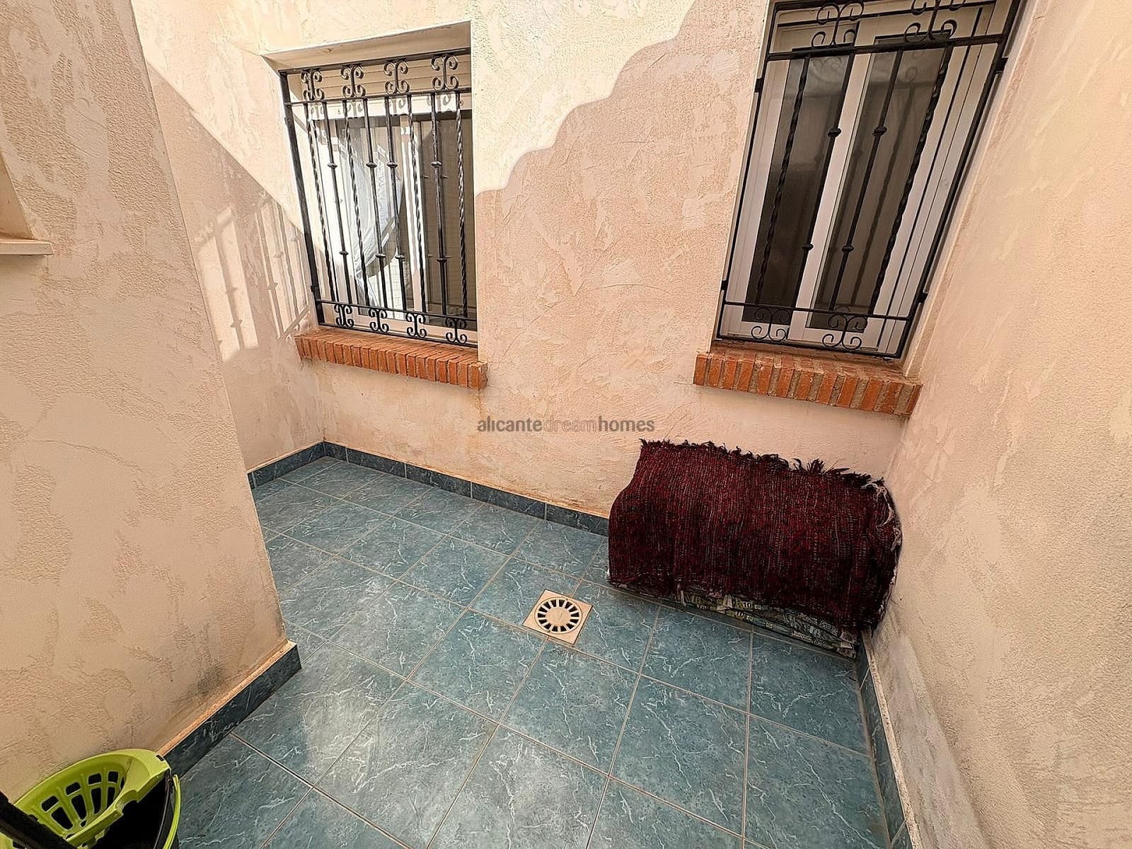 8 bedroom Villa for sale in Castalla with pool - € 599,995 (Ref: 9402846)