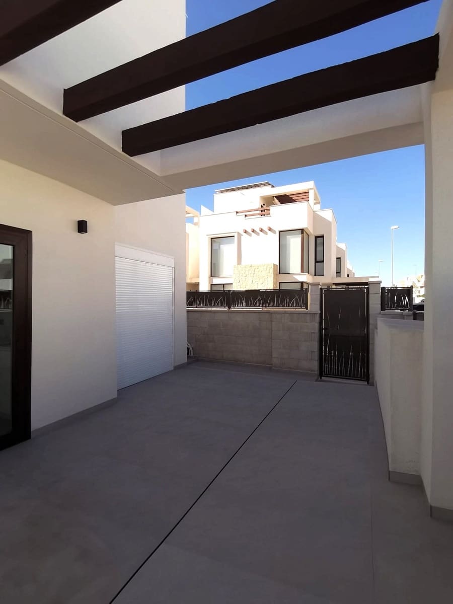 3 makuuhuone Huvila myytävänä paikassa Ciudad Quesada mukana uima-altaan - 650 000 € (Ref: 9418878)