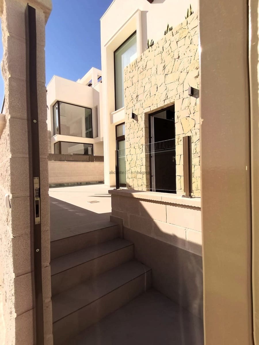 3 makuuhuone Huvila myytävänä paikassa Ciudad Quesada mukana uima-altaan - 650 000 € (Ref: 9418878)