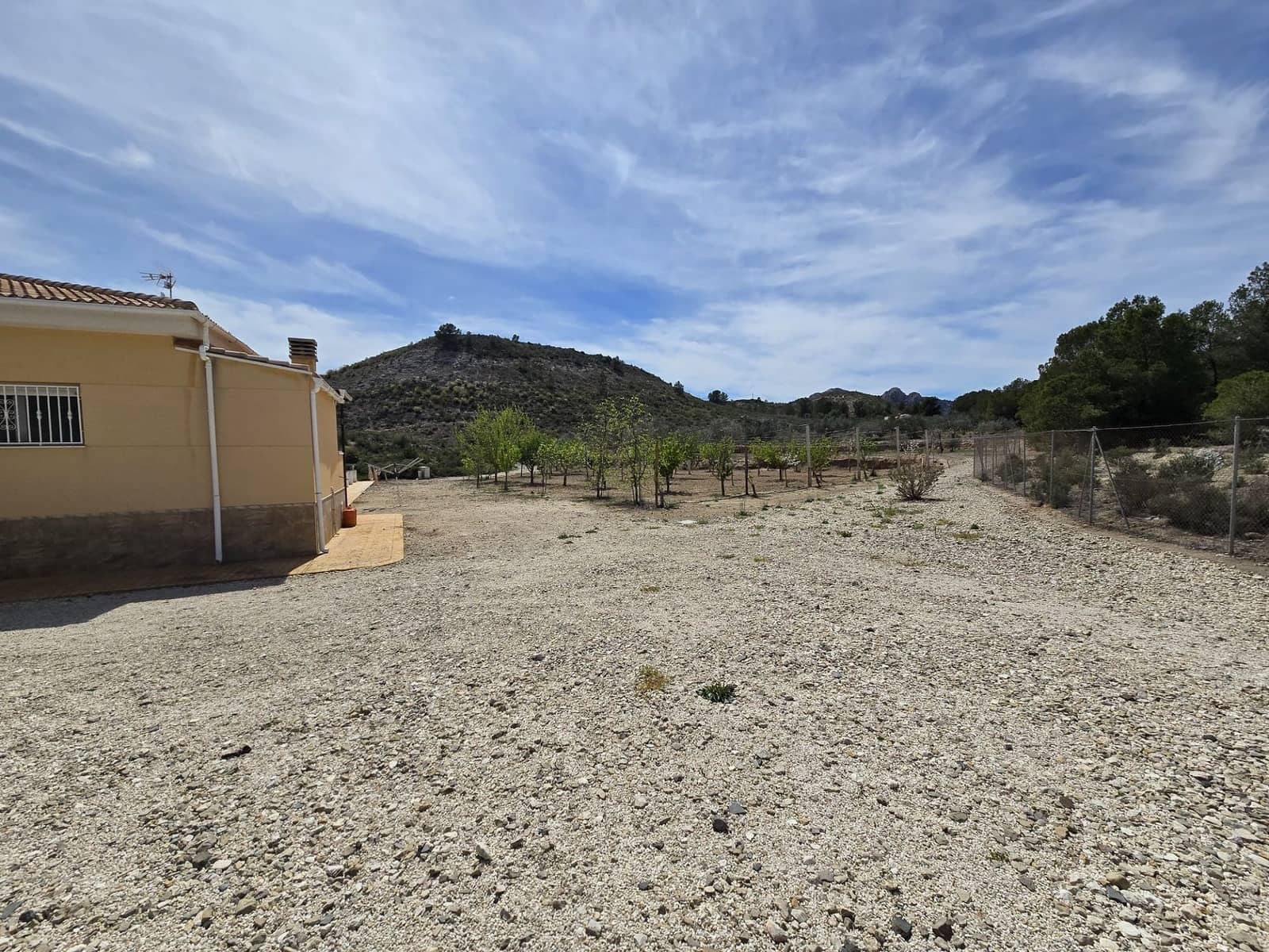 4 sypialnia Willa na sprzedaż w Sax z basenem garażem - 499 999 € (Ref: 9421827)