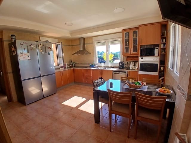 5 bedroom Villa for sale in Yecla with pool - € 360,000 (Ref: 9441235)