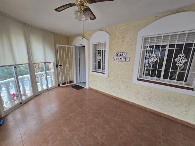 5 bedroom Villa for sale in Monforte del Cid with pool - € 350,000 (Ref: 9461046)