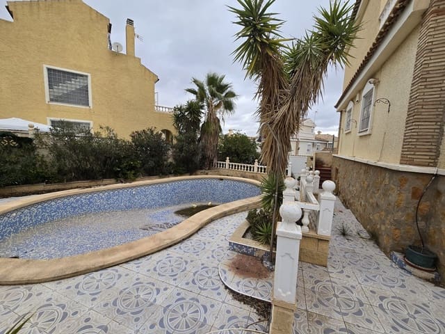 5 bedroom Villa for sale in Monforte del Cid with pool - € 350,000 (Ref: 9461046)