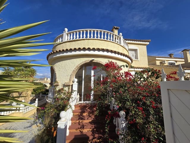 5 bedroom Villa for sale in Monforte del Cid with pool - € 350,000 (Ref: 9461046)