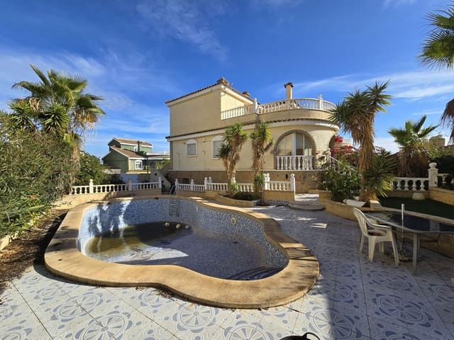 5 bedroom Villa for sale in Monforte del Cid with pool - € 350,000 (Ref: 9461046)