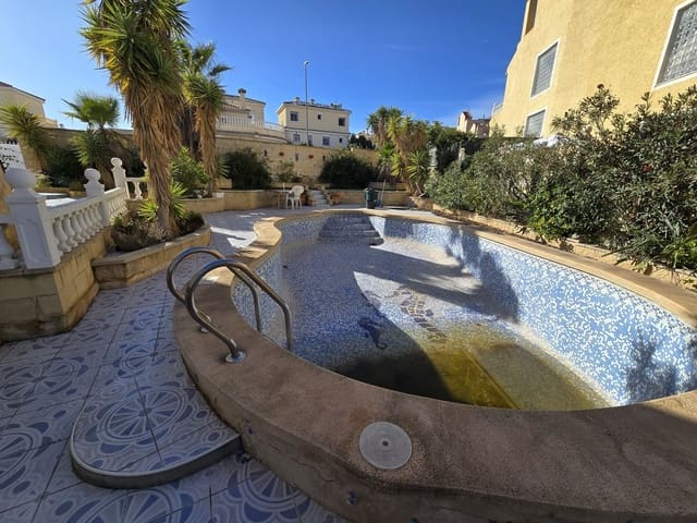 5 bedroom Villa for sale in Monforte del Cid with pool - € 350,000 (Ref: 9461046)