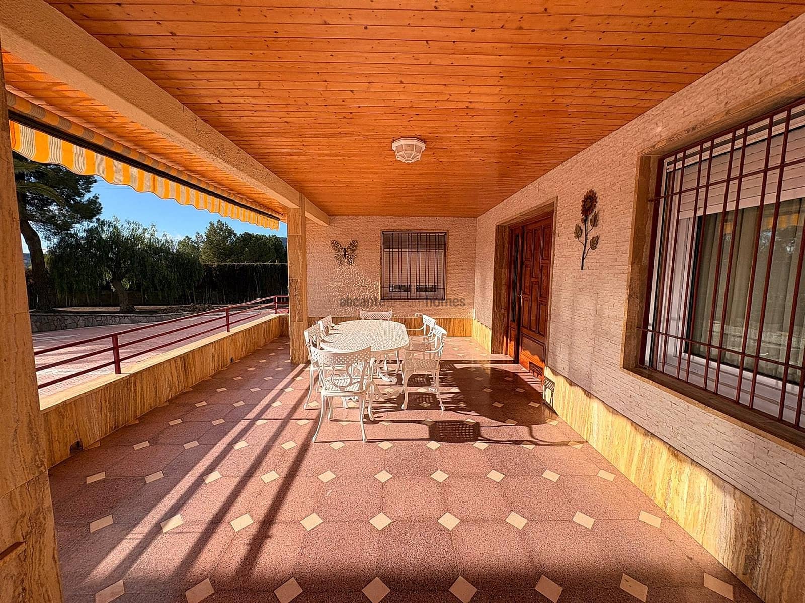 3 soveværelse Villa til salg i Sax med swimmingpool garage - € 575.000 (Ref: 9472003)