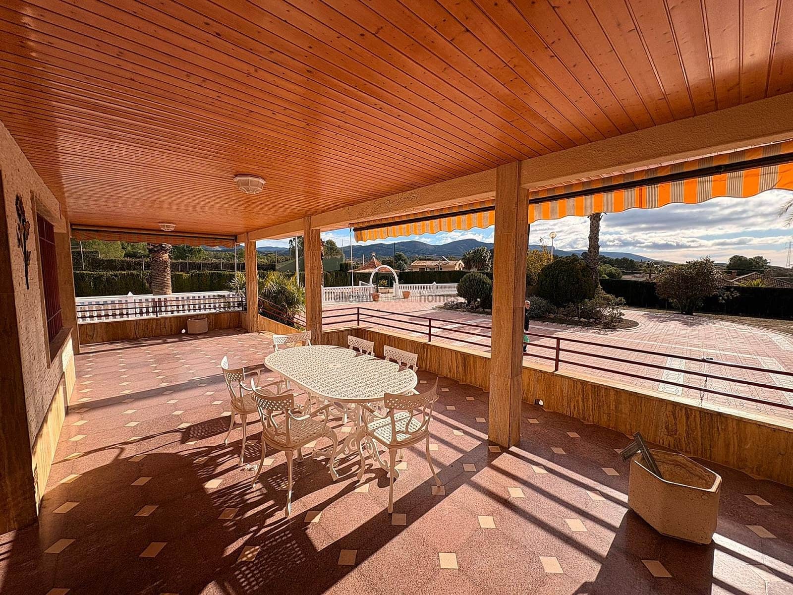 3 soveværelse Villa til salg i Sax med swimmingpool garage - € 575.000 (Ref: 9472003)