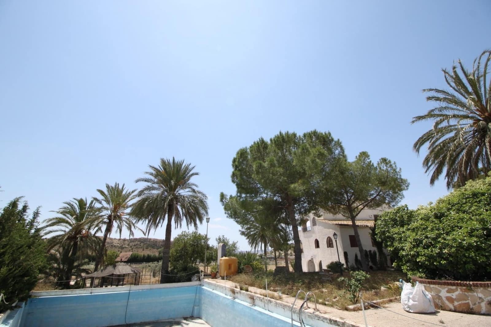 5 bedroom Villa for sale in Agost with pool garage - € 599,995 (Ref: 9475123)