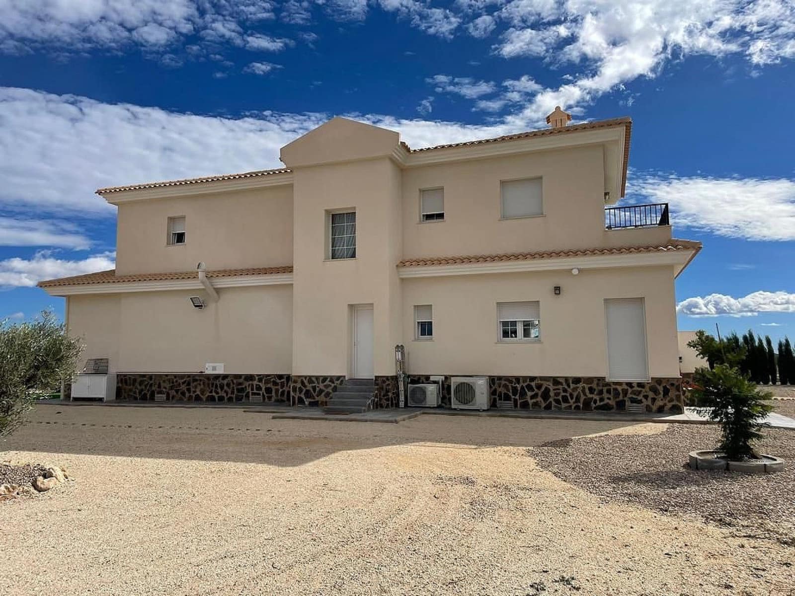 4 bedroom Villa for sale in Pinoso - € 611,000 (Ref: 9475150)