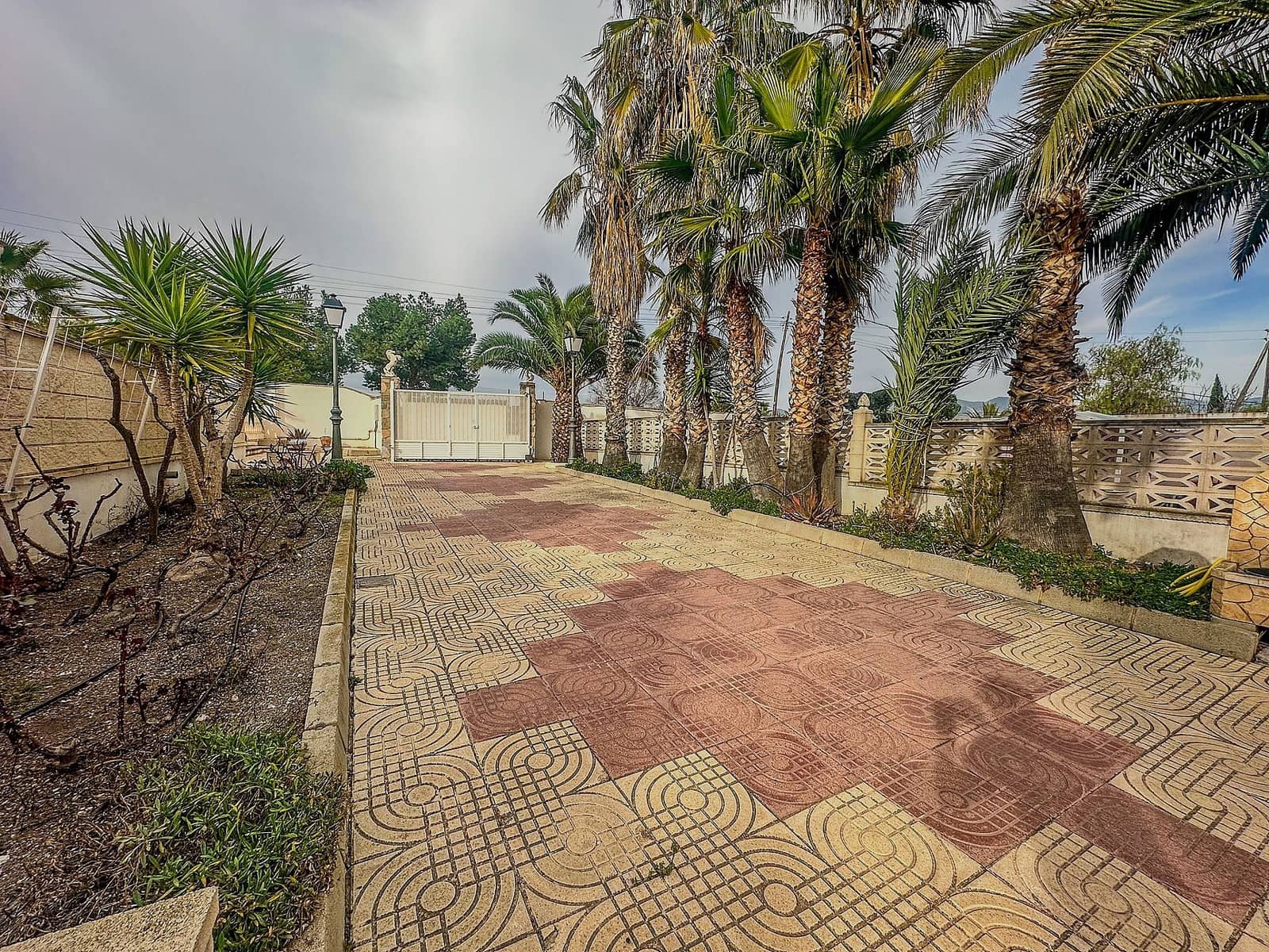 5 bedroom Villa for sale in Sax - € 355,000 (Ref: 9475154)