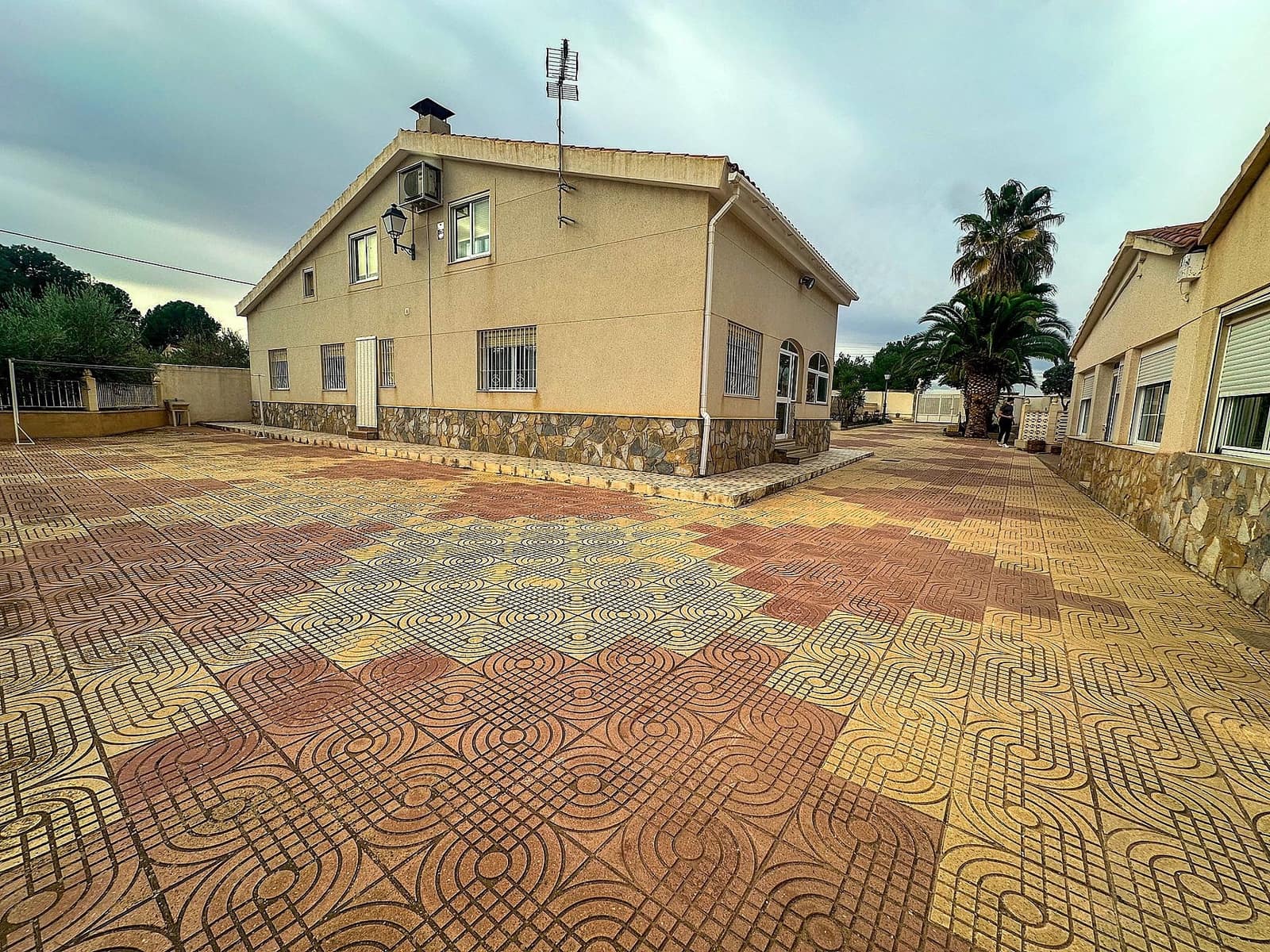 5 bedroom Villa for sale in Sax - € 355,000 (Ref: 9475154)