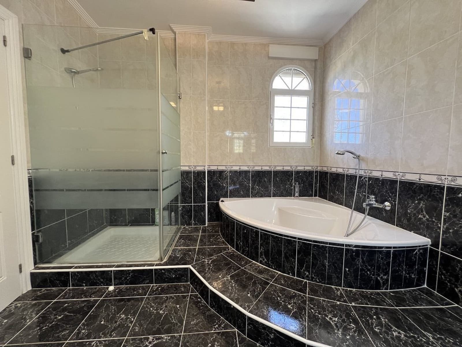 4 bedroom Villa for sale in Pinoso - € 475,000 (Ref: 9475174)