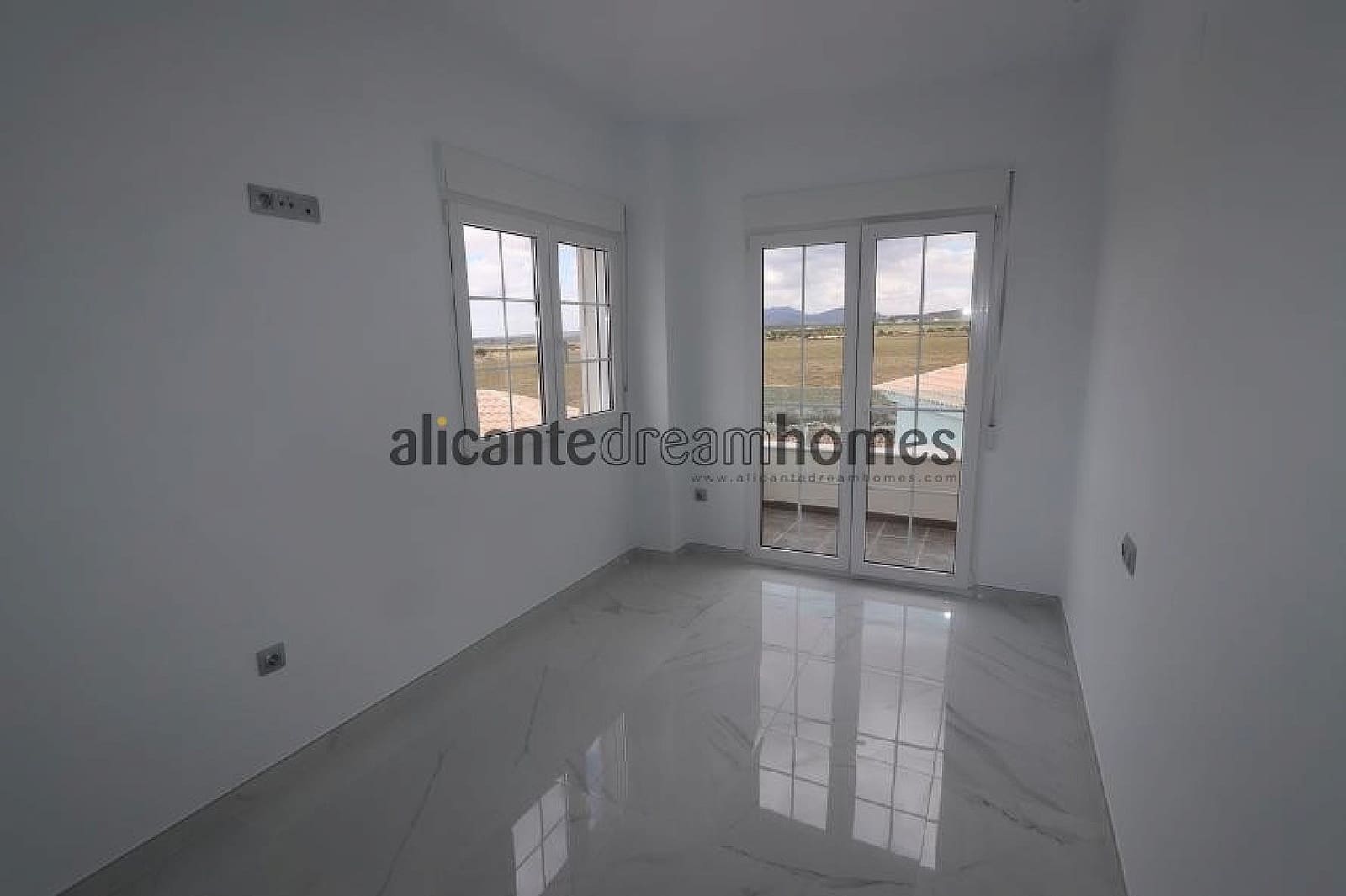 4 bedroom Villa for sale in Pinoso - € 159,995 (Ref: 9475183)