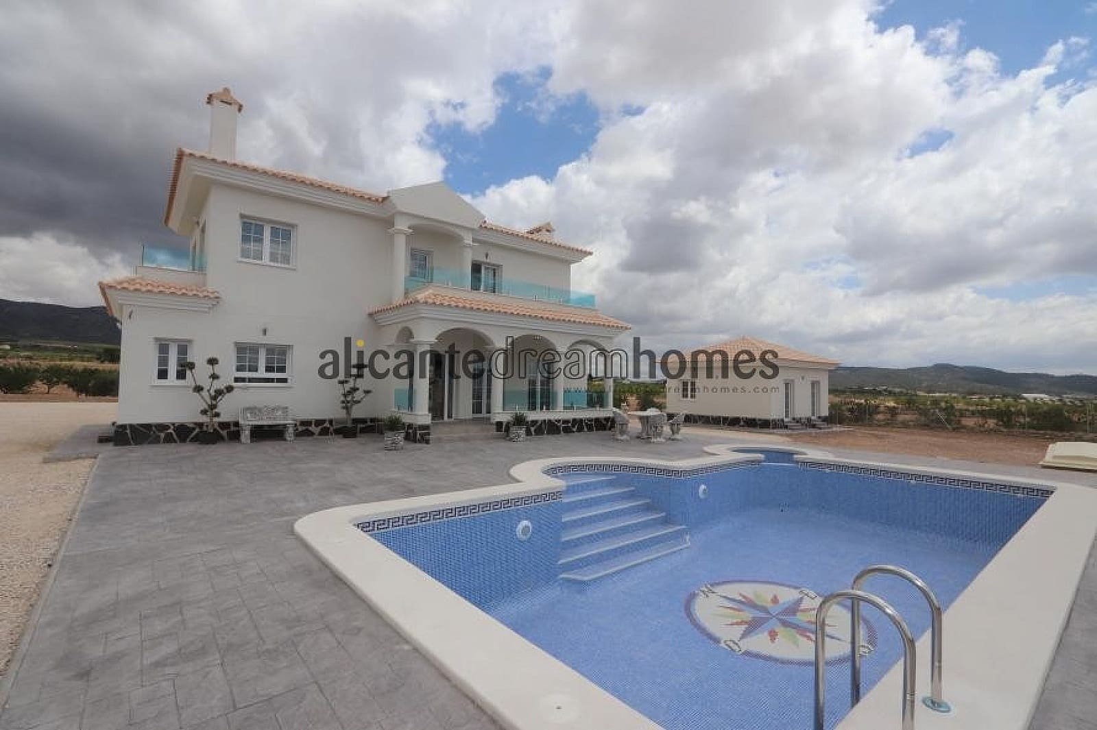 4 bedroom Villa for sale in Pinoso - € 159,995 (Ref: 9475183)