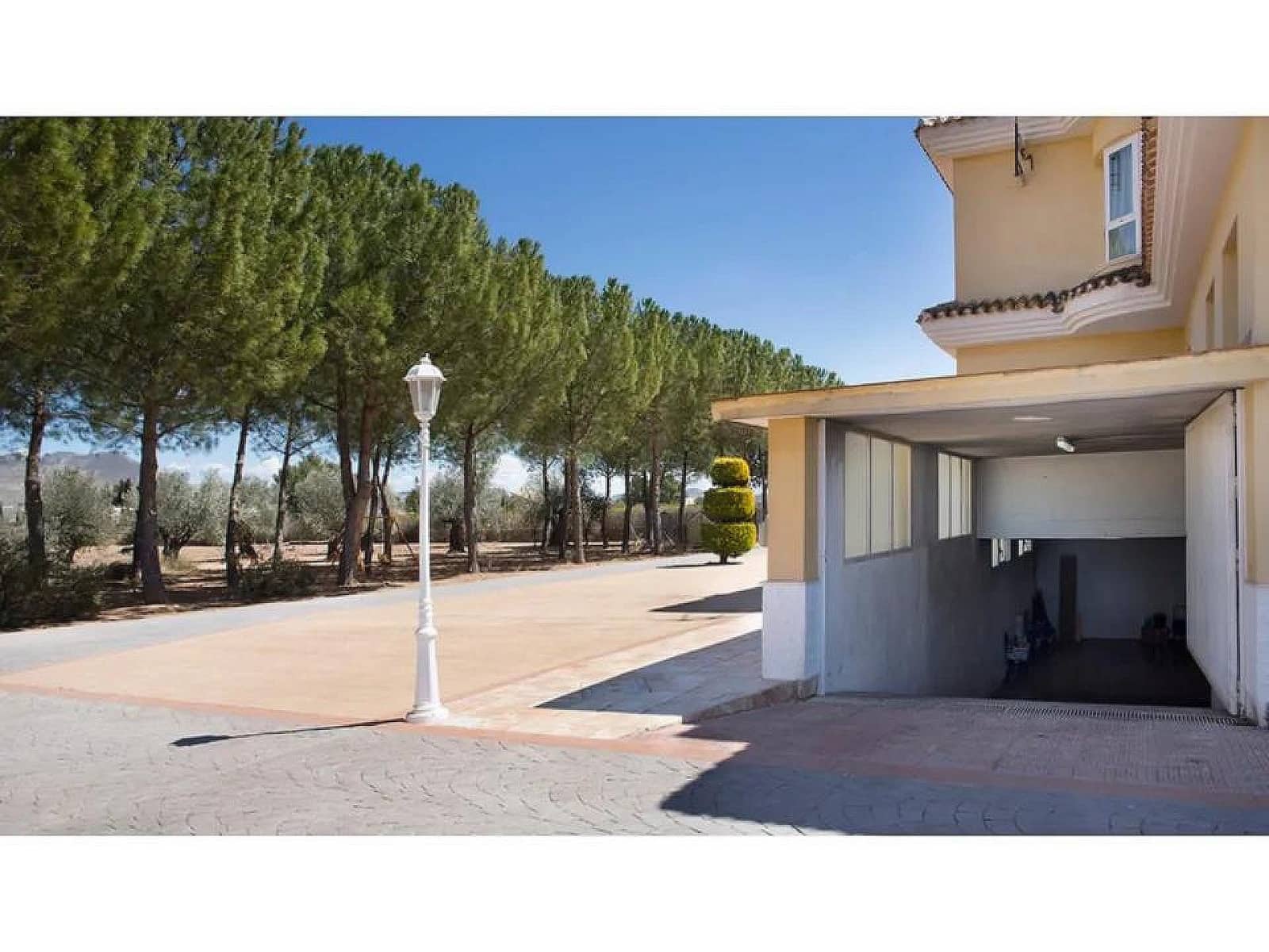6 bedroom Villa for sale in Yecla - € 600,000 (Ref: 9475215)