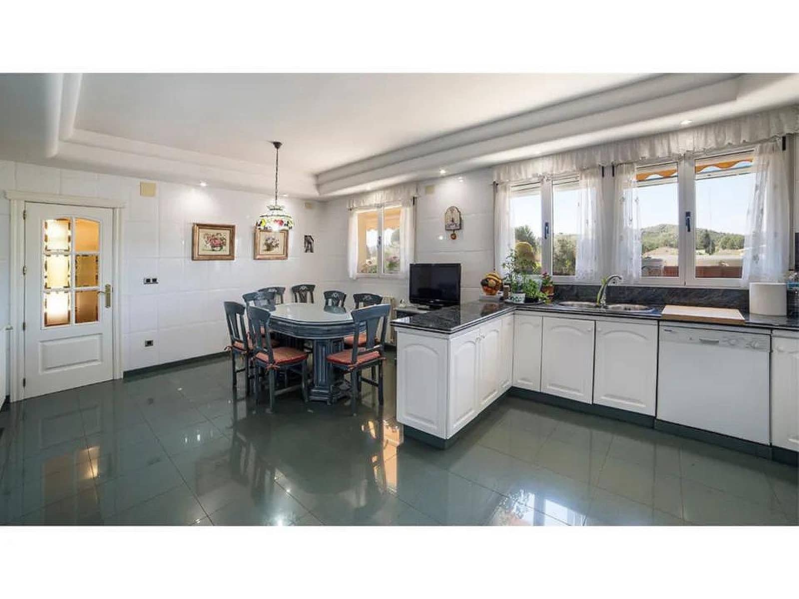 6 bedroom Villa for sale in Yecla - € 600,000 (Ref: 9475215)