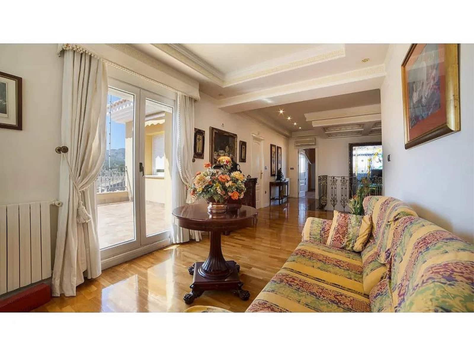 6 bedroom Villa for sale in Yecla - € 600,000 (Ref: 9475215)