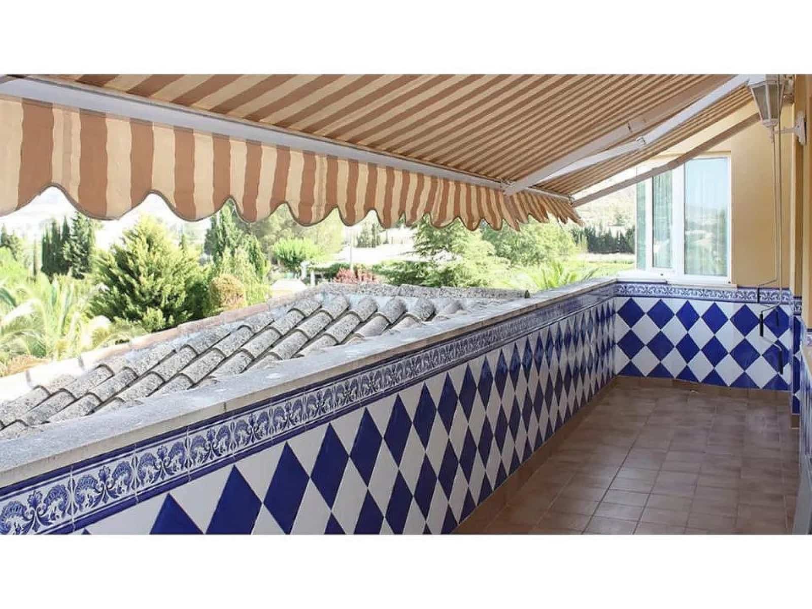 6 bedroom Villa for sale in Yecla - € 600,000 (Ref: 9475215)