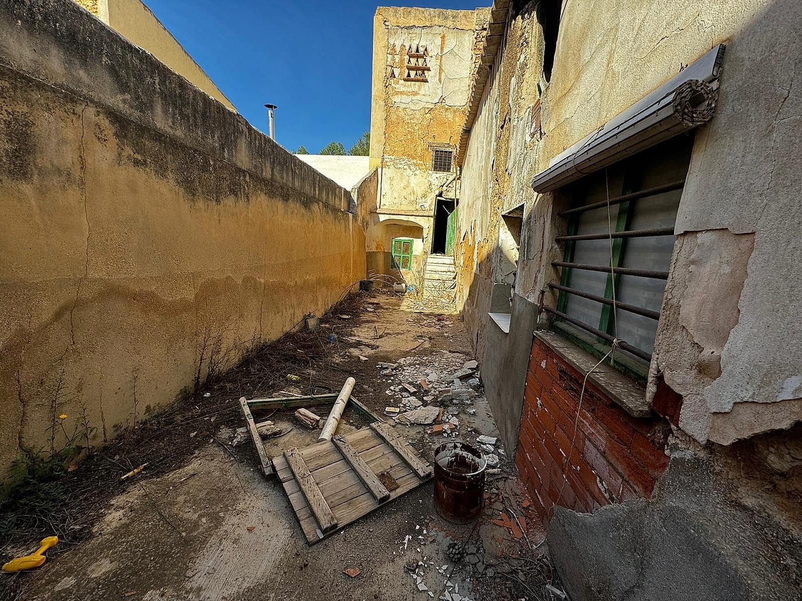 6 bedroom Finca/Country House for sale in Yecla - € 47,995 (Ref: 9475222)