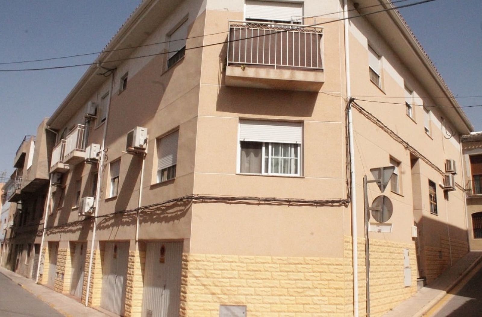 3 bedroom Townhouse for sale in Pinoso with garage - € 157,995 (Ref: 9475245)