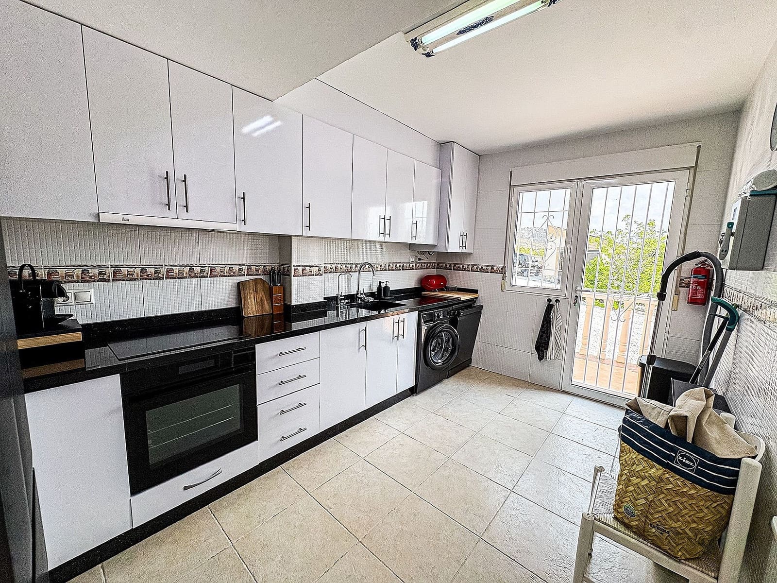 5 bedroom Villa for sale in Pinoso - € 425,000 (Ref: 9475276)