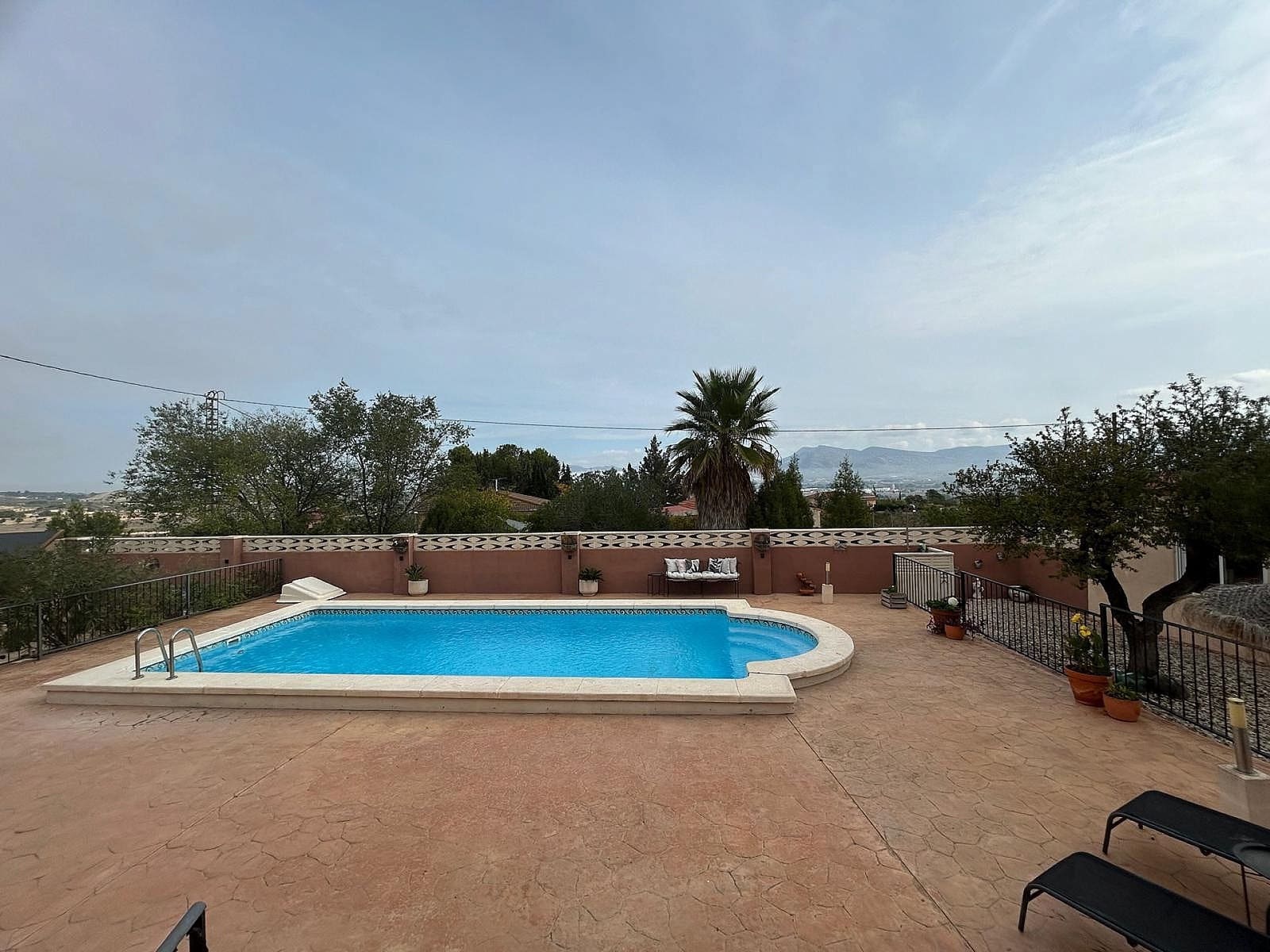 5 bedroom Villa for sale in Sax - € 375,000 (Ref: 9475311)