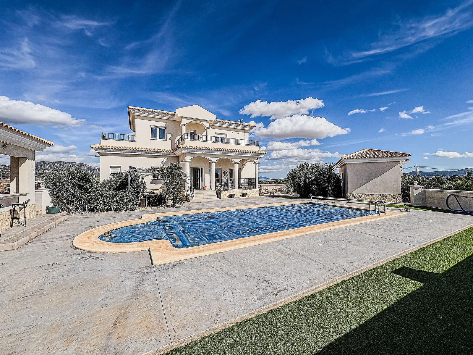 4 bedroom Villa for sale in Pinoso - € 525,000 (Ref: 9475313)