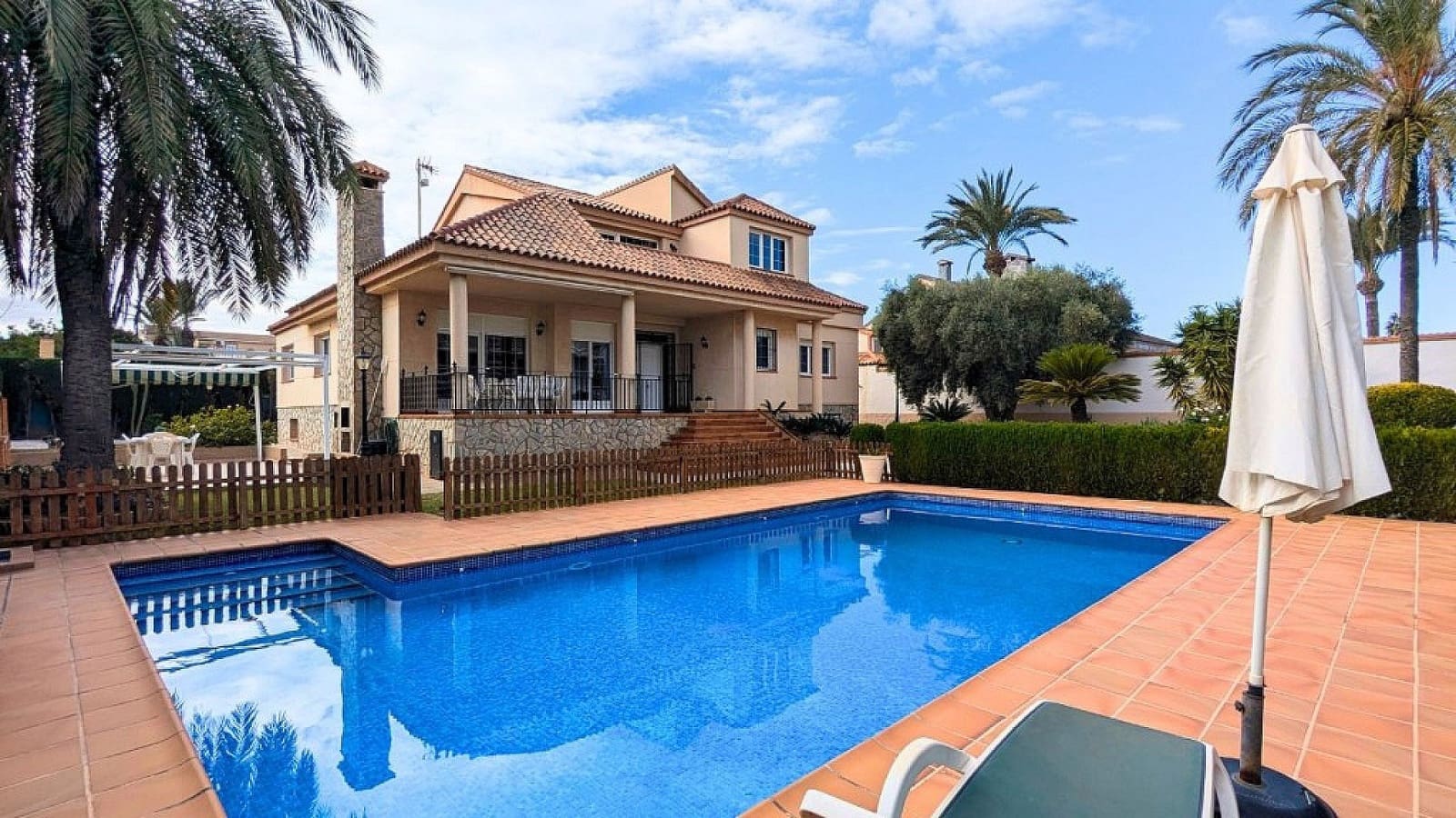 4 bedroom Villa for sale in Pilar de la Horadada - € 690,000 (Ref: 9475327)