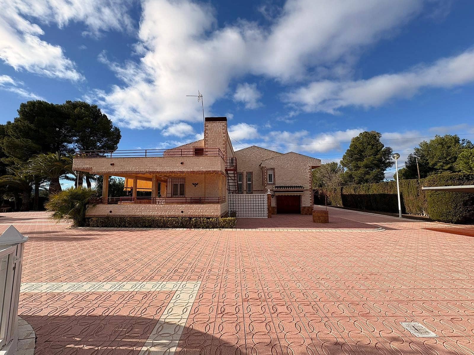 3 bedroom Villa for sale in Sax - € 575,000 (Ref: 9475352)