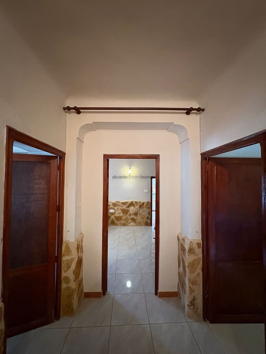 5 slaapkamer Halfvrijstaande villa te koop in Pinoso met zwembad garage - € 339.995 (Ref: 9495248)