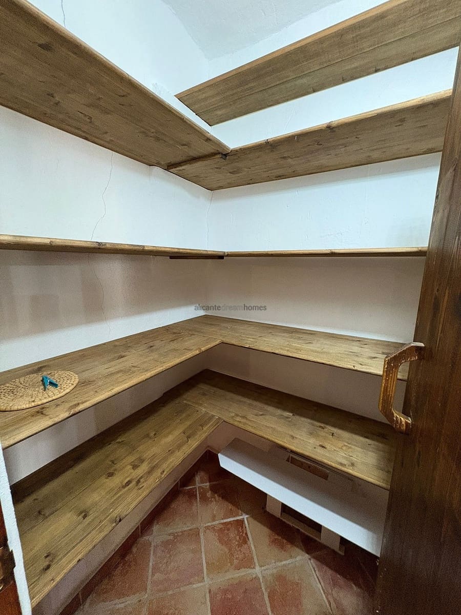 5 slaapkamer Halfvrijstaande villa te koop in Pinoso met zwembad garage - € 339.995 (Ref: 9495248)