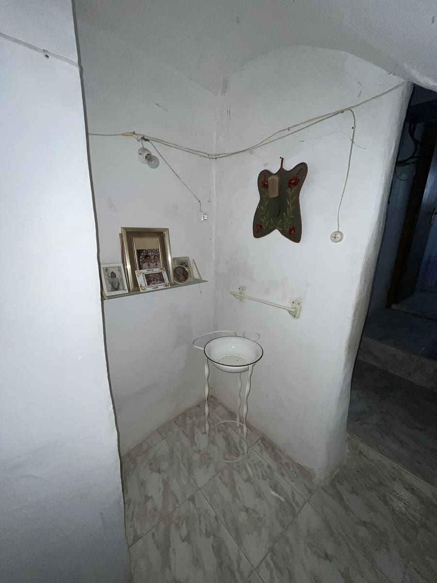 8 bedroom Finca/Country House for sale in Hondon de las Nieves - € 156,000 (Ref: 9498034)