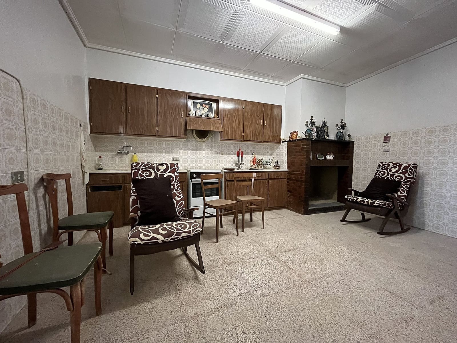 8 bedroom Finca/Country House for sale in Hondon de las Nieves - € 156,000 (Ref: 9498034)