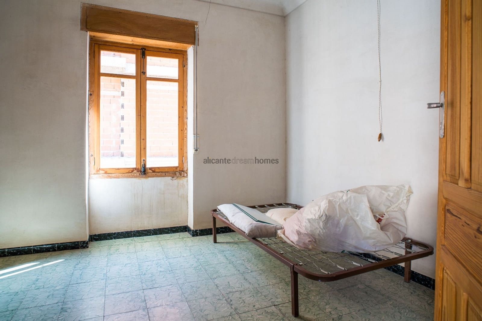 6 bedroom Townhouse for sale in Pinoso with garage - € 170,000 (Ref: 9547518)